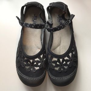 Cute black suede flower Jambu shoes